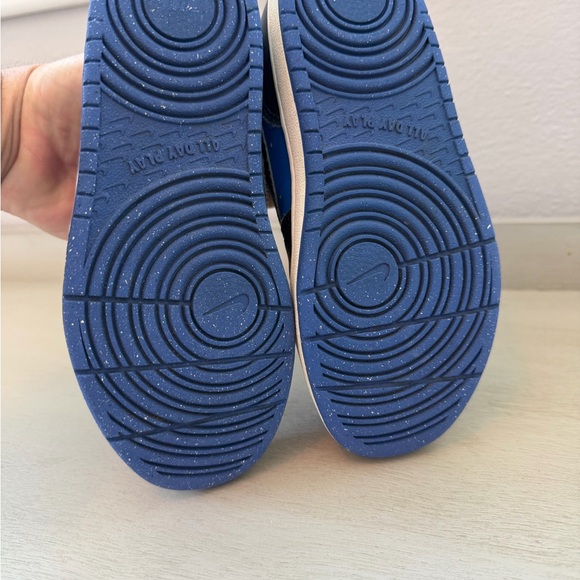 Nike Youth Black and Blue Sneakers - Size 1.5 - Picture 4 of 5